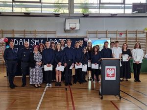 Zdjęcie przedstawiające uczniów V LO, grono pedagogiczne oraz policjantów.