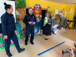 Zdjęcie przedstawiające policjantkę, policjanta oraz Panią Dyrektor przedszkola.