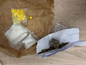 Zdjęcie przedstawiające zabezpieczone narkotyki.