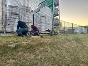 Zdjęcie przedstawiające policjantów, podczas zatrzymania mężczyzny, który uciekał przed nimi rowerem bo miał przy sobie narkotyki.