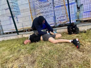Zdjęcie przedstawiające policjanta, podczas zatrzymania mężczyzny, który uciekał rowerem bo miał przy sobie narkotyki.
