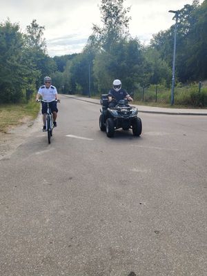 Zdjęcie przedstawiające policjantów, podczas patrolu na rowerze i quadzie.