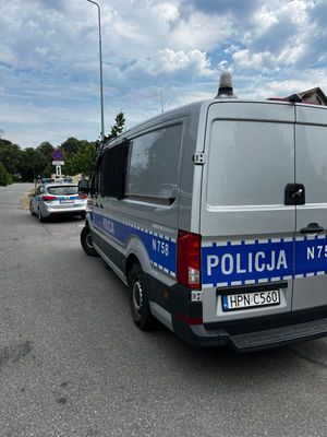 Zdjęcie przedstawiające dwa radiowozy.