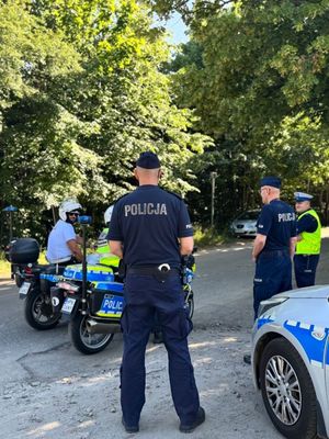 Zdjęcie przedstawiające policjantów, podczas służby opener 2025