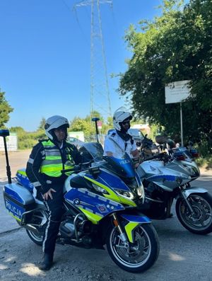 Zdjęcie przedstawiające dwóch policjantów na motocyklach.