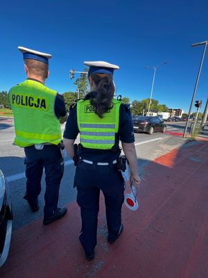 Zdjęcie przedstawiające policjantkę i policjanta, podczas zabezpieczenia festiwalu Opener 2025