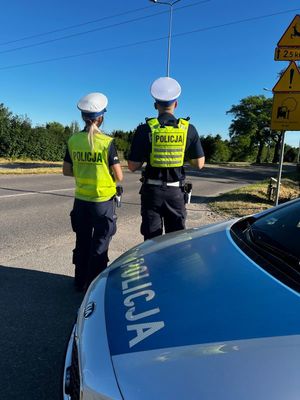 Zdjęcie przedstawiające policjantkę i policjanta, podczas zabezpieczenia festiwalu Opener 2025