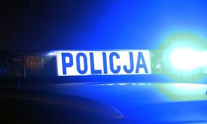 Zdjęcie przedstawiające podświetlony na radiowozie napis POLICJA