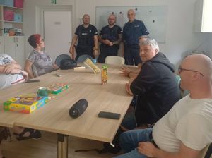 Zdjęcie przedstawiające policjantów podczas spotkania z mieszkańcami Gdyni.