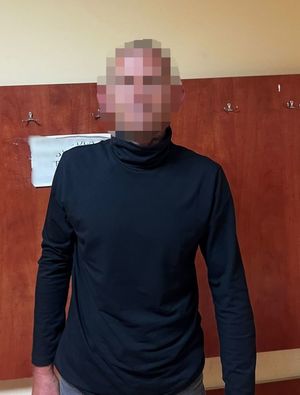 Zdjęcie przedstawiające zatrzymanego mężczyznę.