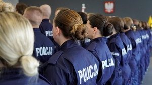 Zdjęcie przedstawiające funkcjonariuszy Policji podczas ślubowania.