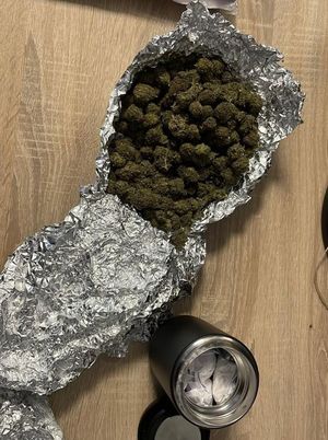 Zdjęcie przedstawiające zabezpieczone narkotyki w folii aluminiowej oraz w termosie.