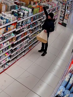 Zdjęcie przedstawiające mężczyznę, który może mieć związek z kradzieżą maszynek do golenia.