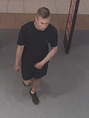 Zdjęcie przedstawiające mężczyznę, który może mieć związek z kradzieżą obuwia.