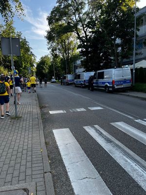 Zdjęcie z zabezpieczenia policjantów meczu piłki nożnej.