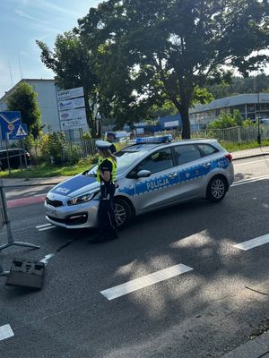 Zdjęcie z zabezpieczenia policjantów meczu piłki nożnej.
