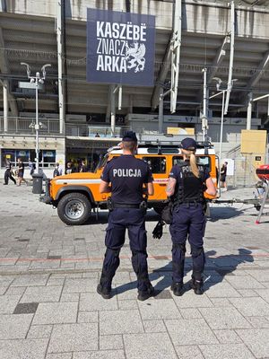 Zdjęcie z zabezpieczenia policjantów meczu piłki nożnej.