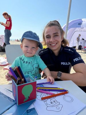 Zdjęcie z festynu zorganizowanego przez gdyńskich policjantów na plaży miejskiej w Gdyni.
