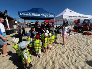 Zdjęcie z festynu zorganizowanego przez gdyńskich policjantów na plaży miejskiej w Gdyni.