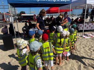 Zdjęcie z festynu zorganizowanego przez gdyńskich policjantów na plaży miejskiej w Gdyni.