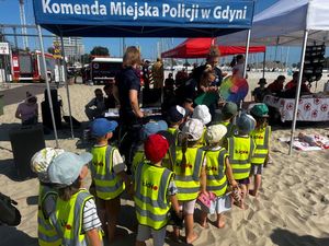 Zdjęcie z festynu zorganizowanego przez gdyńskich policjantów na plaży miejskiej w Gdyni.