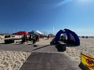 Zdjęcie z festynu zorganizowanego przez gdyńskich policjantów na plaży miejskiej w Gdyni.