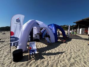 Zdjęcie z festynu zorganizowanego przez gdyńskich policjantów na plaży miejskiej w Gdyni.