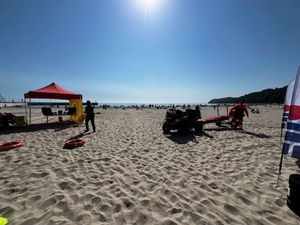 Zdjęcie z festynu zorganizowanego przez gdyńskich policjantów na plaży miejskiej w Gdyni.