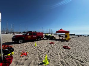 Zdjęcie z festynu zorganizowanego przez gdyńskich policjantów na plaży miejskiej w Gdyni.