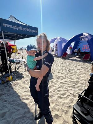 Zdjęcie z festynu zorganizowanego przez gdyńskich policjantów na plaży miejskiej w Gdyni.