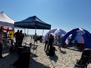 Zdjęcie z festynu zorganizowanego przez gdyńskich policjantów na plaży miejskiej w Gdyni.