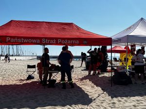 Zdjęcie z festynu zorganizowanego przez gdyńskich policjantów na plaży miejskiej w Gdyni.