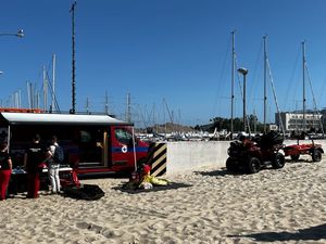 Zdjęcie z festynu zorganizowanego przez gdyńskich policjantów na plaży miejskiej w Gdyni.
