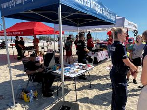 Zdjęcie z festynu zorganizowanego przez gdyńskich policjantów na plaży miejskiej w Gdyni.