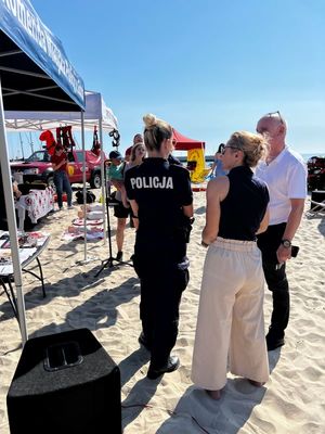 Zdjęcie z festynu zorganizowanego przez gdyńskich policjantów na plaży miejskiej w Gdyni.
