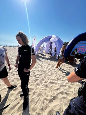 Zdjęcie z festynu zorganizowanego przez gdyńskich policjantów na plaży miejskiej w Gdyni.