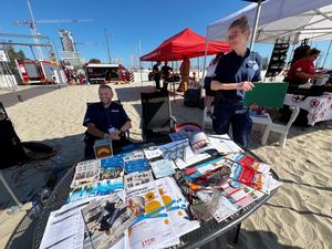 Zdjęcie z festynu zorganizowanego przez gdyńskich policjantów na plaży miejskiej w Gdyni.