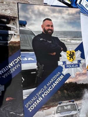 Zdjęcie przedstawiające ulotkę zachęcającą do wstąpienia w szeregi Policji.