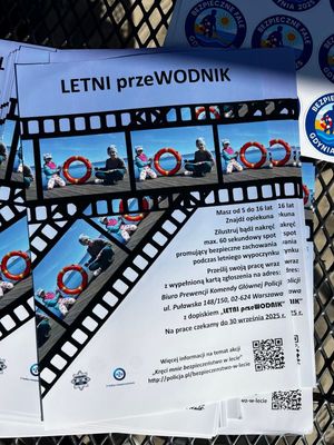 Zdjęcie przedstawiające ulotkę dotyczącą konkursu Letni PrzeWODNIK