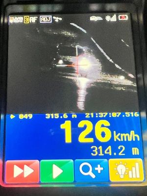 Zdjęcie przedstawiające zapis z przekroczonej prędkości pojazdu.