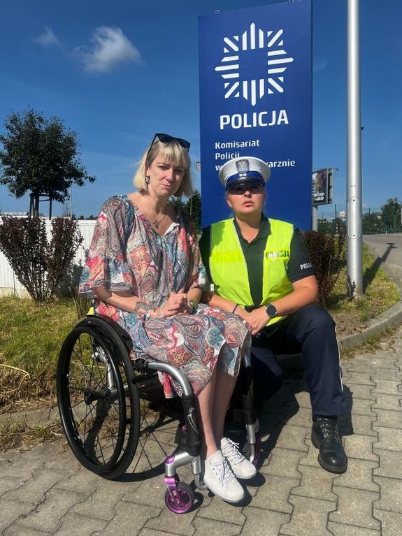Zdjęcie przedstawiające policjantkę i Prezeskę Fundacji Cool-awi.