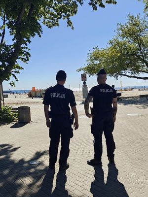 Zdjęcie przedstawiające policjantów podczas patrolowania rejonu plaży miejskiej.