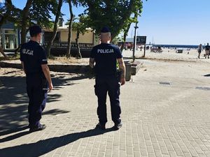 Zdjęcie przedstawiające policjantów podczas patrolowania rejonu plaży miejskiej.