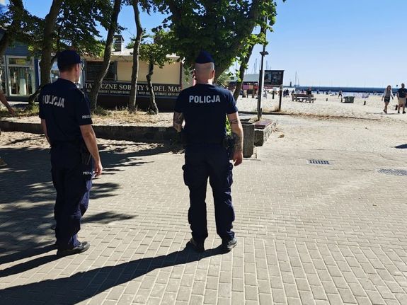 Zdjęcie przedstawiające policjantów podczas patrolowania rejonu plaży miejskiej.
