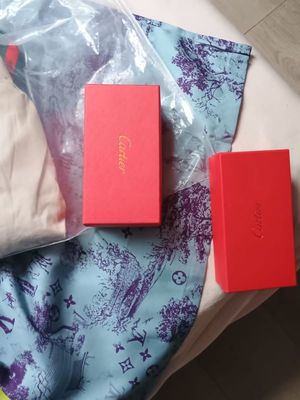 Zdjęcie przedstawiające zabezpieczony towar podrobionych marek.