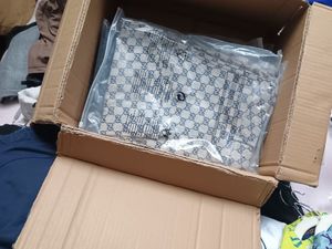 Zdjęcie przedstawiające zabezpieczony towar podrobionych marek.