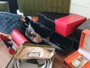 Zdjęcie przedstawiające zabezpieczony towar podrobionych marek.