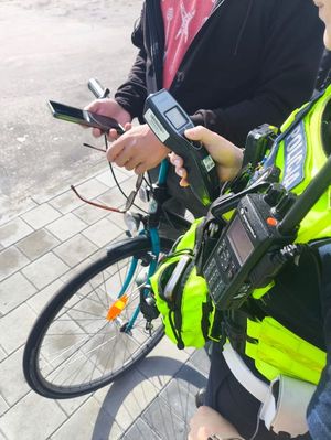 Zdjęcie przedstawiające kontrolę policyjną rowerzysty.