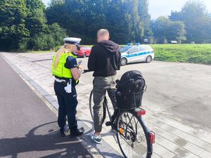 Zdjęcie przedstawiające kontrolę policyjną rowerzysty.