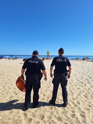 Zdjęcie przedstawiające policjantów na plaży.